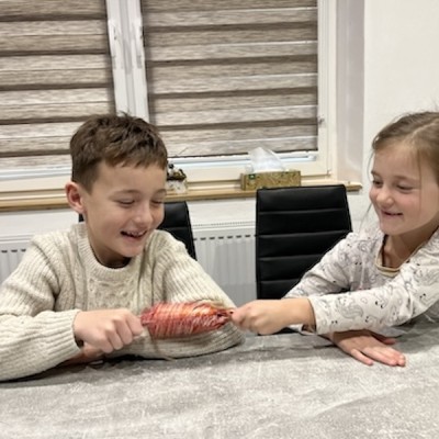 Zkoušíme britské vánoční zvyky - crackers