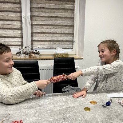 Zkoušíme britské vánoční zvyky - crackers 2