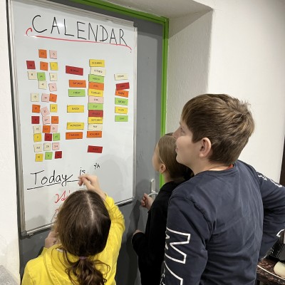 Nastavování kalendáře je skvělý způsob, jak si zopakovat čísla, dny v týdnu, měsíce v roce i počasí