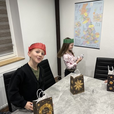 Rozbalování vánočních CRACKERS