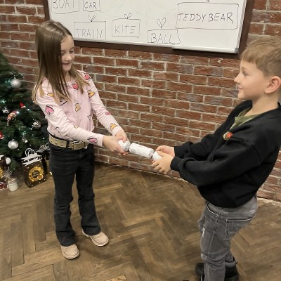 Rozbalování vánočních CRACKERS